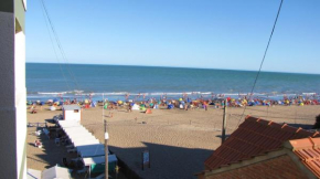 Гостиница Departamento Villa Gesell Centro Sobre Playa y 114 Vista al Mar  Вилла Гесель